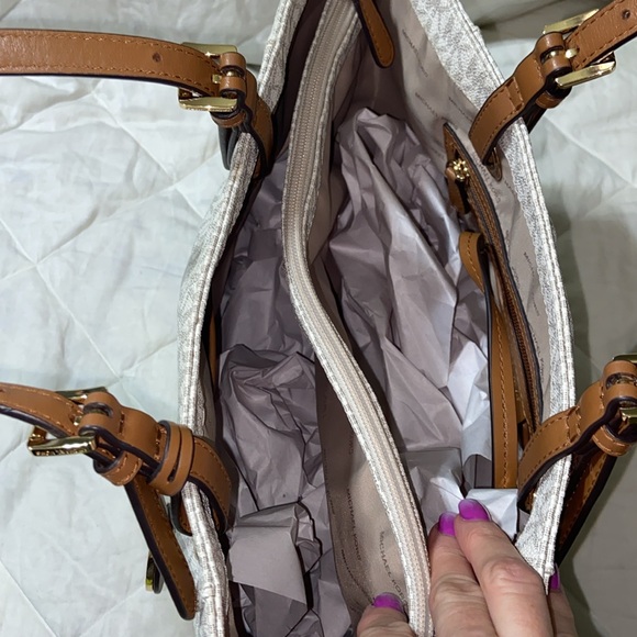 Like new Micheal Kors jet set travel tote logo bag - Picture 13 of 16